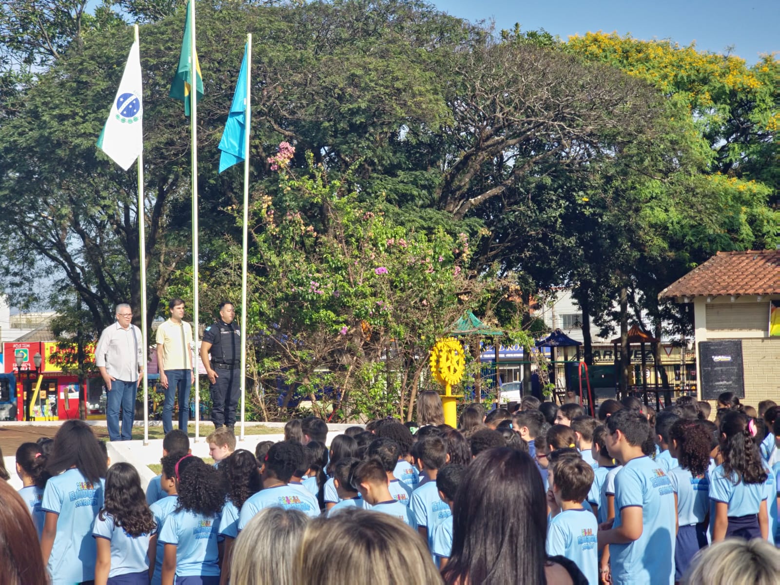 Prefeitura de Sarandi reúne alunos da rede municipal em ato de hasteamento da bandeira e execução do Hino Nacional